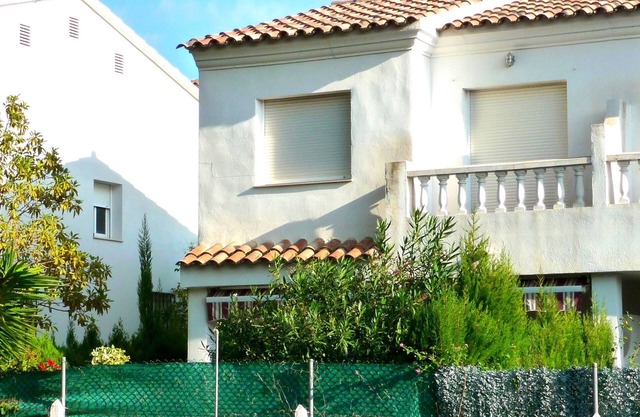 VILLA F4. IN A RESIDENCE WITH SWIMMING POOL, 5 FROM THE BEACH AND CENTER