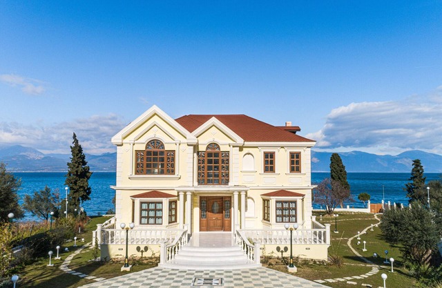 Villa Filoxenia - by the sea - up to 12 guests