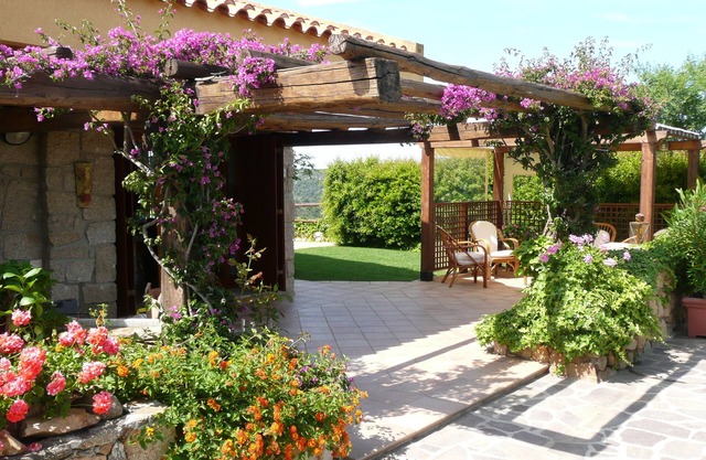 Villa Fiore: wide garden, next to the sea and village