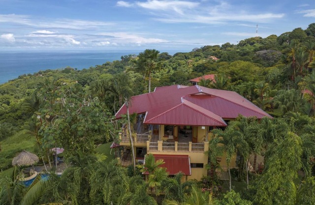 Villa for 12 Guests: Best Whale's Tail and Ocean Views