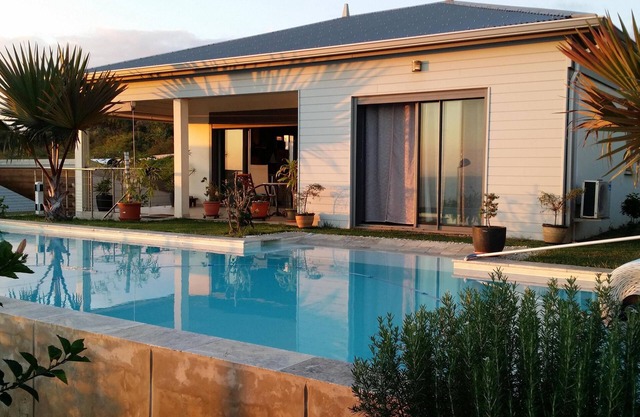 Villa for 4 people with sea view and large swimming pool