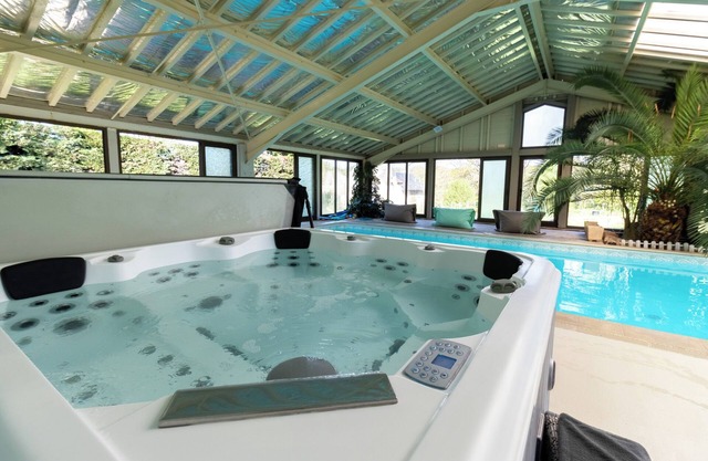 Villa 'Gîte Piscine Et Jacuzzi Intérieurs' with Pool, Terrace, Garden & Wi-Fi