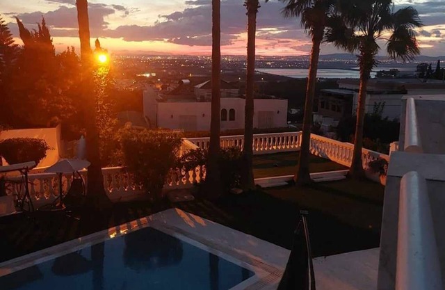 Villa Gammarth - Banlieue Nord de Tunis et à 5 mn de la Plage, Tous Commerces