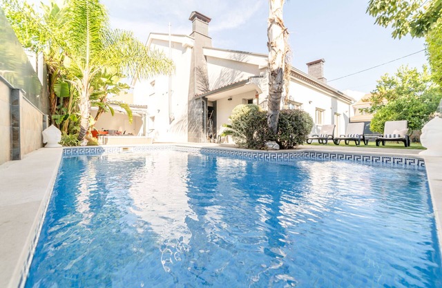 Villa Geranios - villa for 12 with pool, jacuzzi and near the beach