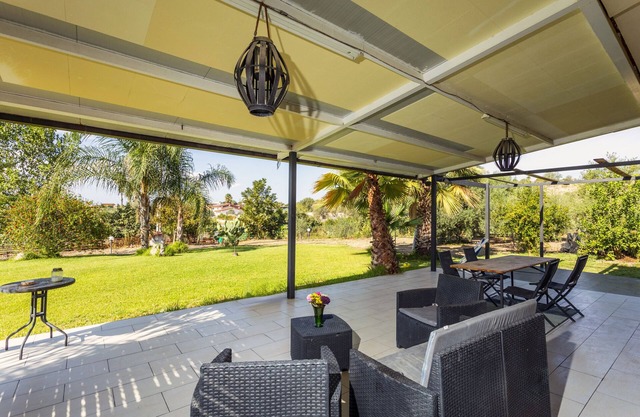 Villa 'Green Garden' with Private Terrace, Wi-Fi and Air Conditioning