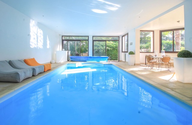 Villa heated pool, central A/C for bedrooms, 30mn to Paris