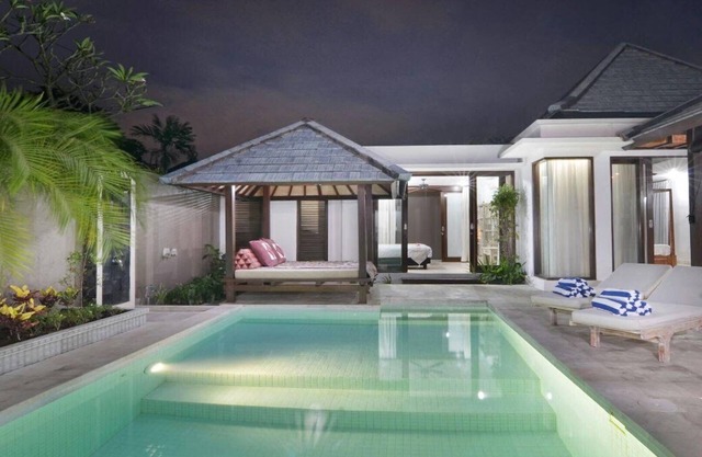 Villa Hibiscus Luxury 4 Bed - 250 meters from beautiful Sanur Beach