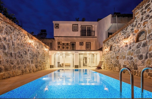 Villa Hüs-Villa with private pool and sea view in a central location