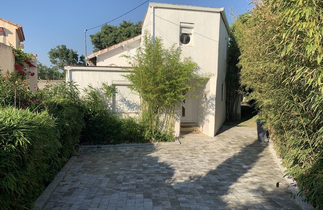 Villa ideal for 11 with 5 bedrooms, 4 bathrooms, swimming pool, private parking.