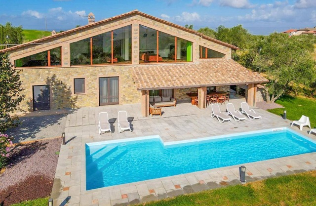 Villa Il Girasole - Seven Bedroom Villa, Sleeps 20