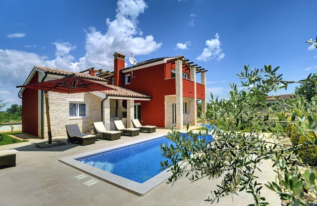 Villa in Bratulici with Pool near Beach