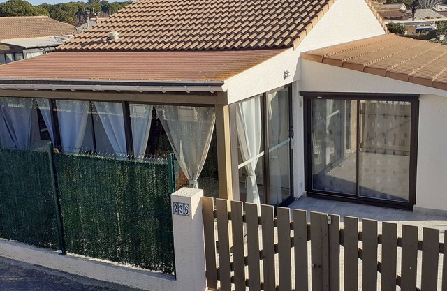 Villa in private residence with swimming pool, tennis court 600 metres from the sea