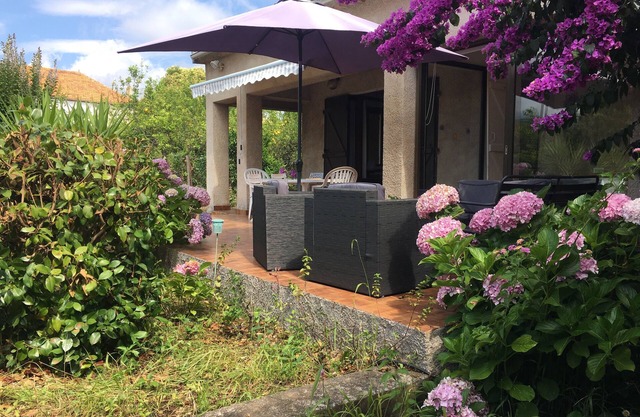 Villa in the center of the village with 1400m2 garden with trees