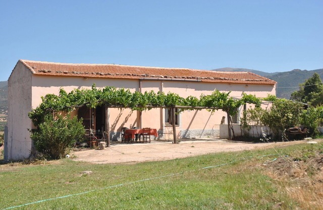 VILLA IN THE COUNTRYSIDE LAKE VIEW 15 MINUTES FROM THE SEA