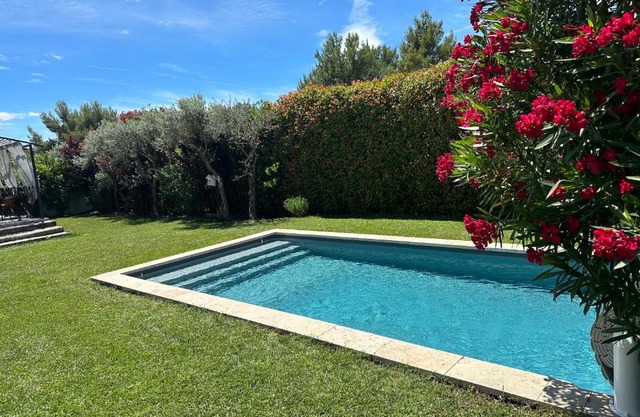 Villa in the countryside of Aix-en-Provence with swimming pool, bowling alley, air conditioning...