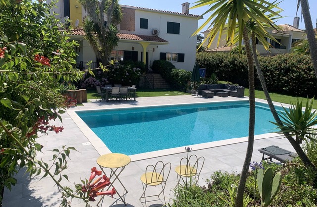Villa in the green, near the sea, Lisbon, Golf Aroeira and large regional park