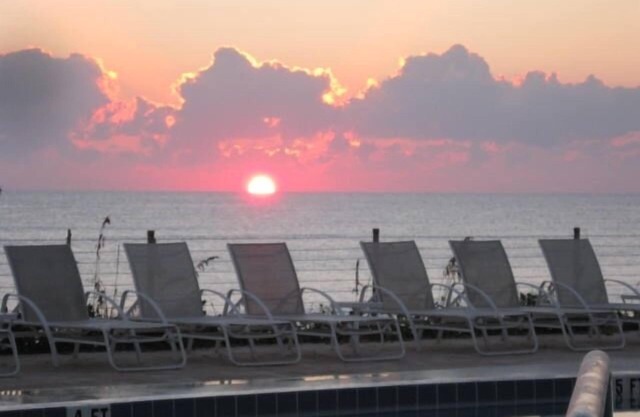 Villa in Tropical Paradise, Sandy Beach, Pool, Tennis & Beach Club in Vero Beach