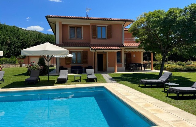 Villa in Tuscany with Private Pool & Views