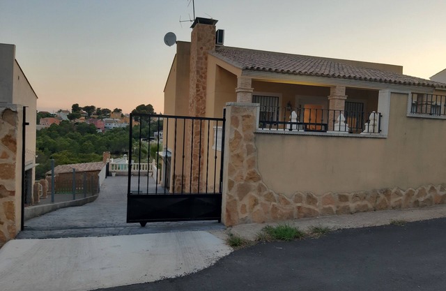 VILLA IN VERY QUIET URBANIZATION TO 15 MIN OF VALENCIA CAPITAL