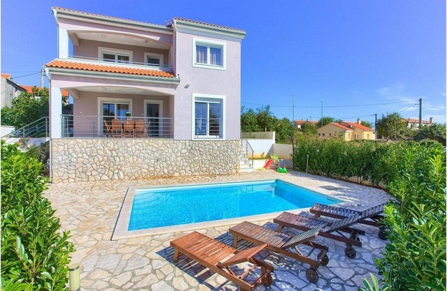 Villa Isabella - Four Bedroom Villa with Swimming Pool