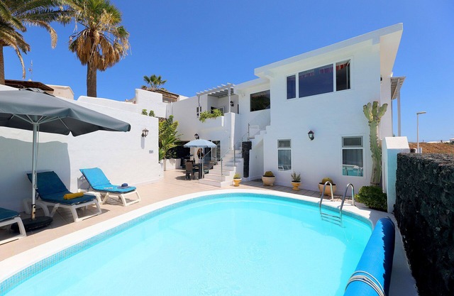 Villa Jessica: Free Air Con & WiFi, Private Heated Pool, Games Room.