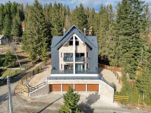 Villa Jezero 3
