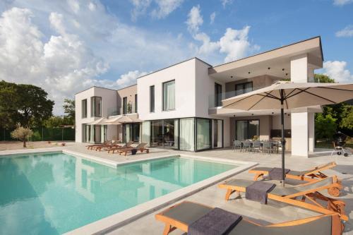 Villa KM 5 Bedroom with pool and garden