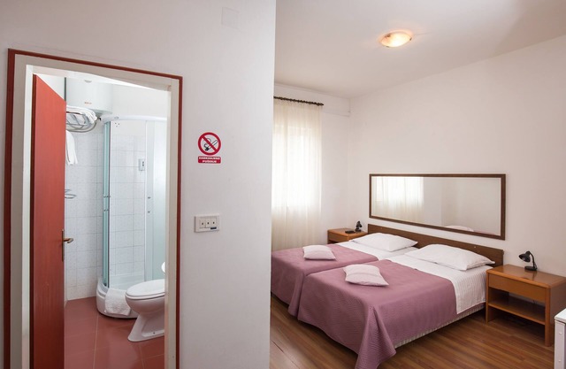 Villa Konalić - Double or Twin Room with Balcony and Sea View 2