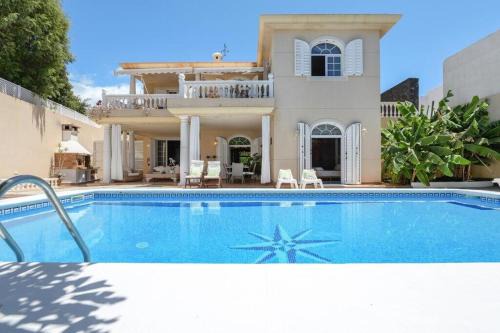 Villa La Concha Beachfront Heated Pool