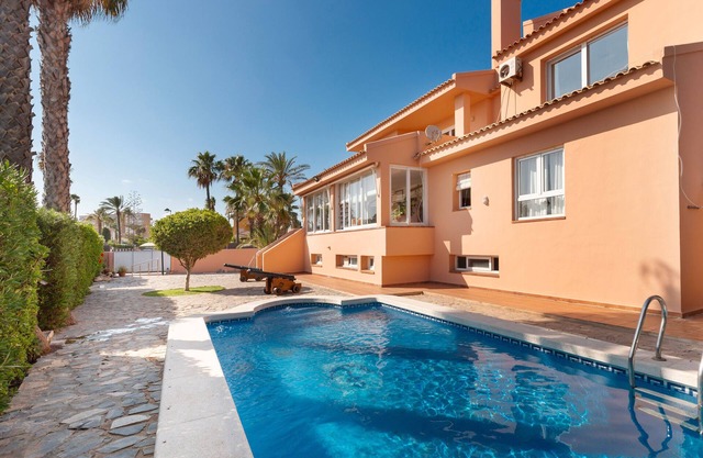 Villa 'La Gola' with Sea Views, Shared Pool and Wi-Fi