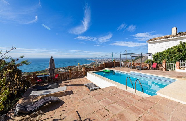 VILLA LA TUNA - Beautiful villa with private pool, sea views and free WiFi.