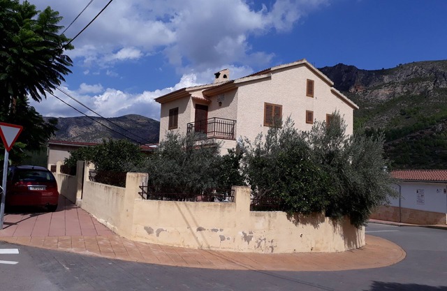 Villa landscaped halfway between the sea and the high mountain