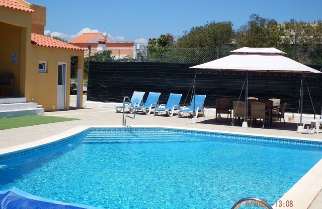Villa Lara, Spacious 5 bedroom house with heated pool, free Wifi ,secure parking