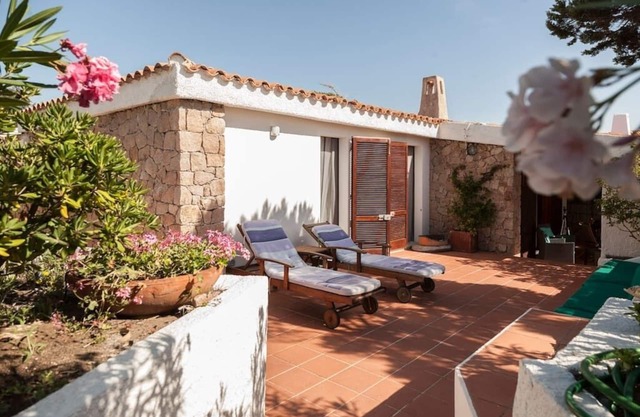 Villa le tortorelle 20 m. from the beach, with a garden of 850 sq m.