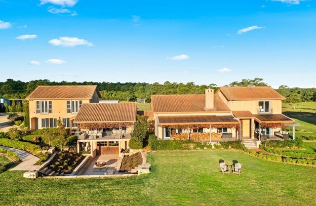 Villa Leone Estate - take in the neighbouring giraffes, lions, and zebras!