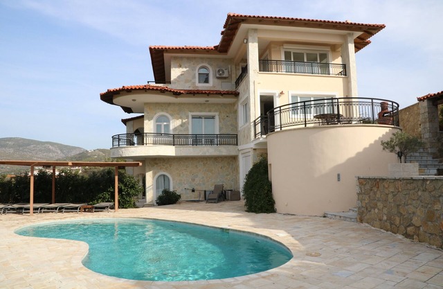 Villa LimninAn Oasis between Sea and Lake