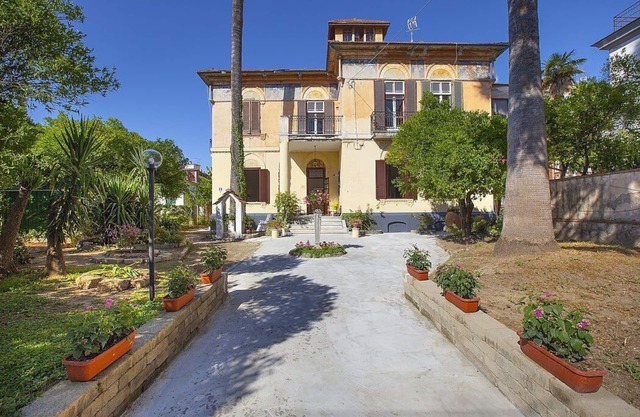 Villa Liobe Grande: A welcoming apartment that covers the entire ground floor of a villa surrounded by the greenery, with Free WI-FI.