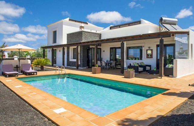 Villa Longa: Large Heated Private Pool, A/C, WiFi, Eco-Friendly - 2788