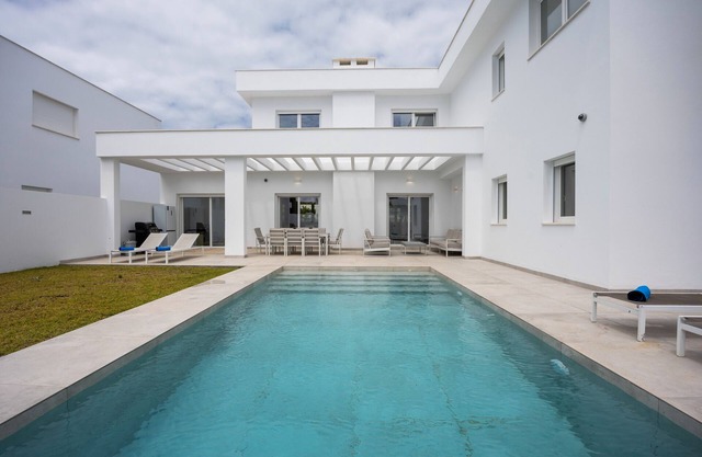 Villa 'Miami' with Lake View, Wi-Fi and Air Conditioning
