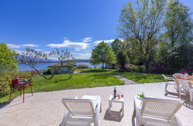Villa Martine Au Bord Du Lac, Cadrezzate con Osmate, Italy