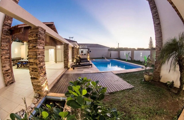 Villa Mar de Fondo walk in the sand