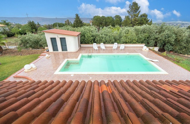 Villa 'Mariavittoria' with Sea View, Wi-Fi and Air Conditioning