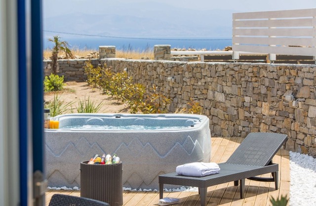 Villa Maritina: 4 villas, 19pax, 4pools+Jacuzzi, sea views, Punda Beach Paros