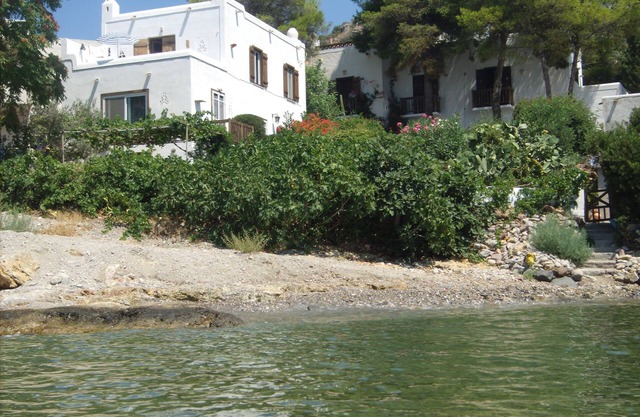 Villa Mimosa Poros Beachfront Apartment