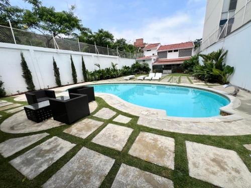 Villa moderna con piscina y espacios sociales