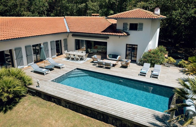 Villa near Biarritz, heated pool, wooded grounds