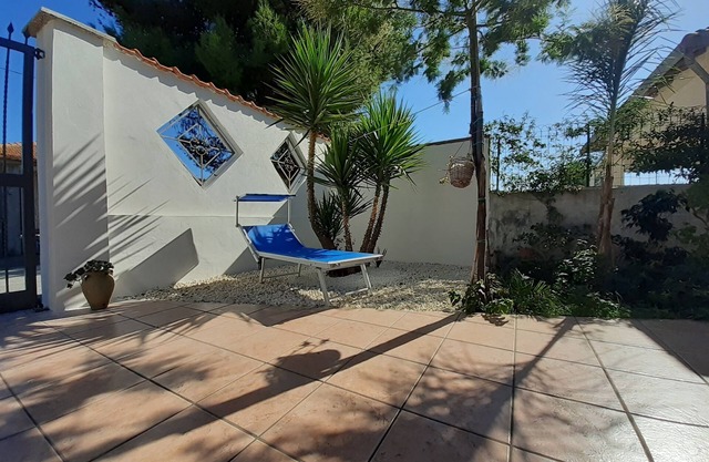 Villa on the beach and sea, with garden and internal parking, view of Etna