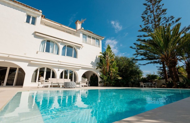 Villa Oceano: A beachfront gem with heated pool in Costabella, Marbella