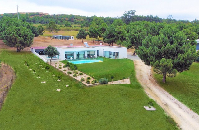 Villa of 2016 on a land of 8300m2, 3 bedrooms, barbecue, swimming pool