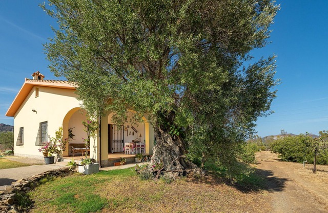 Villa 'Oliveto' with Mountain View, Private Terrace and Air Conditioning